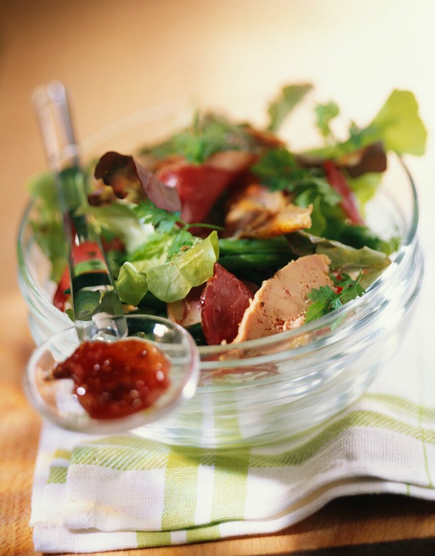 Feinschmeckersalat mit Foie Gras und Entenkaumagen