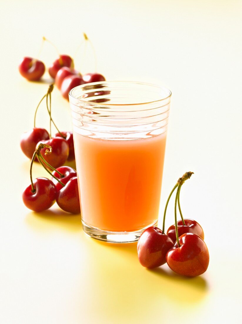 Ein Glas Fruchtsaft mit Kirschen