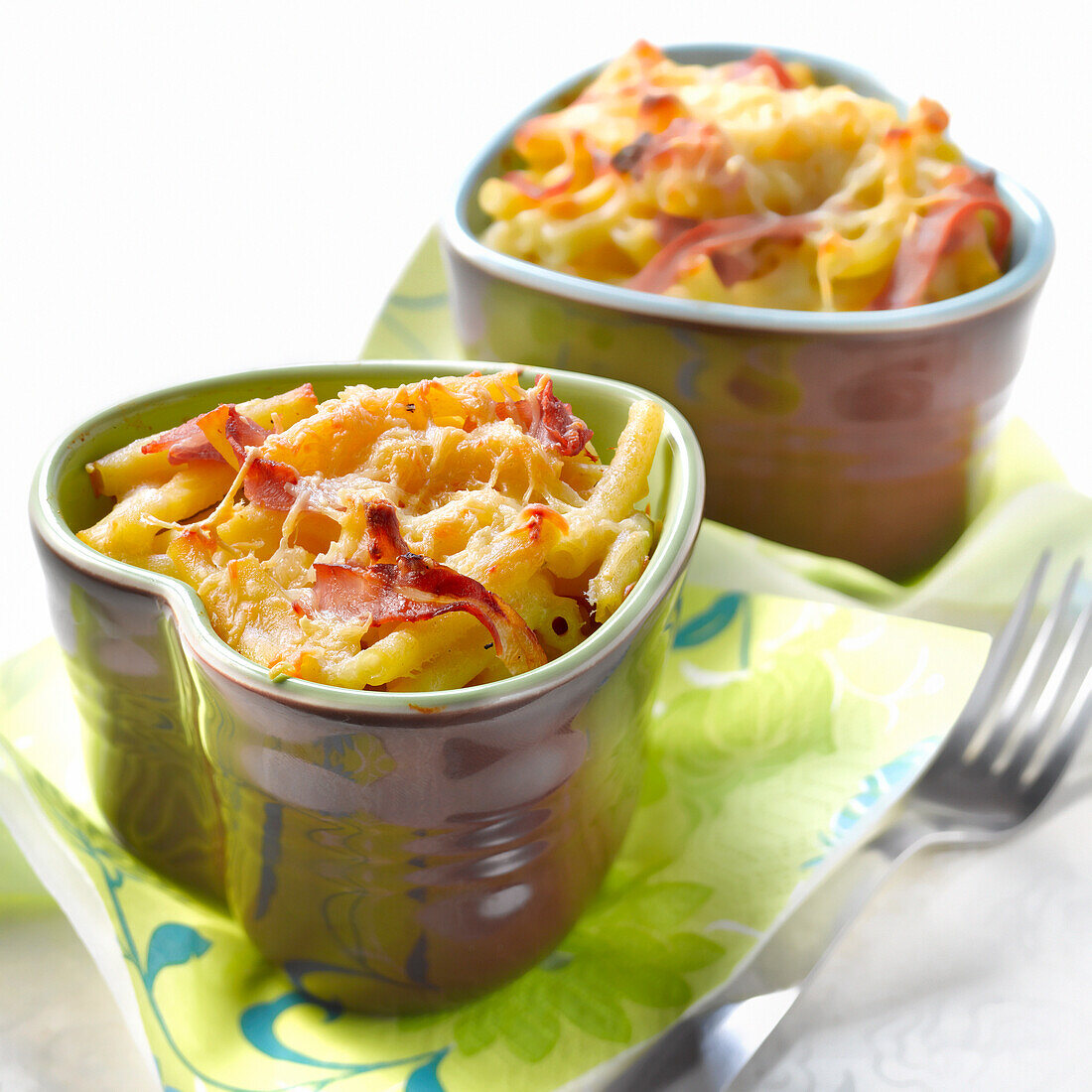 Macaronis and Parma ham cheese-topped dish