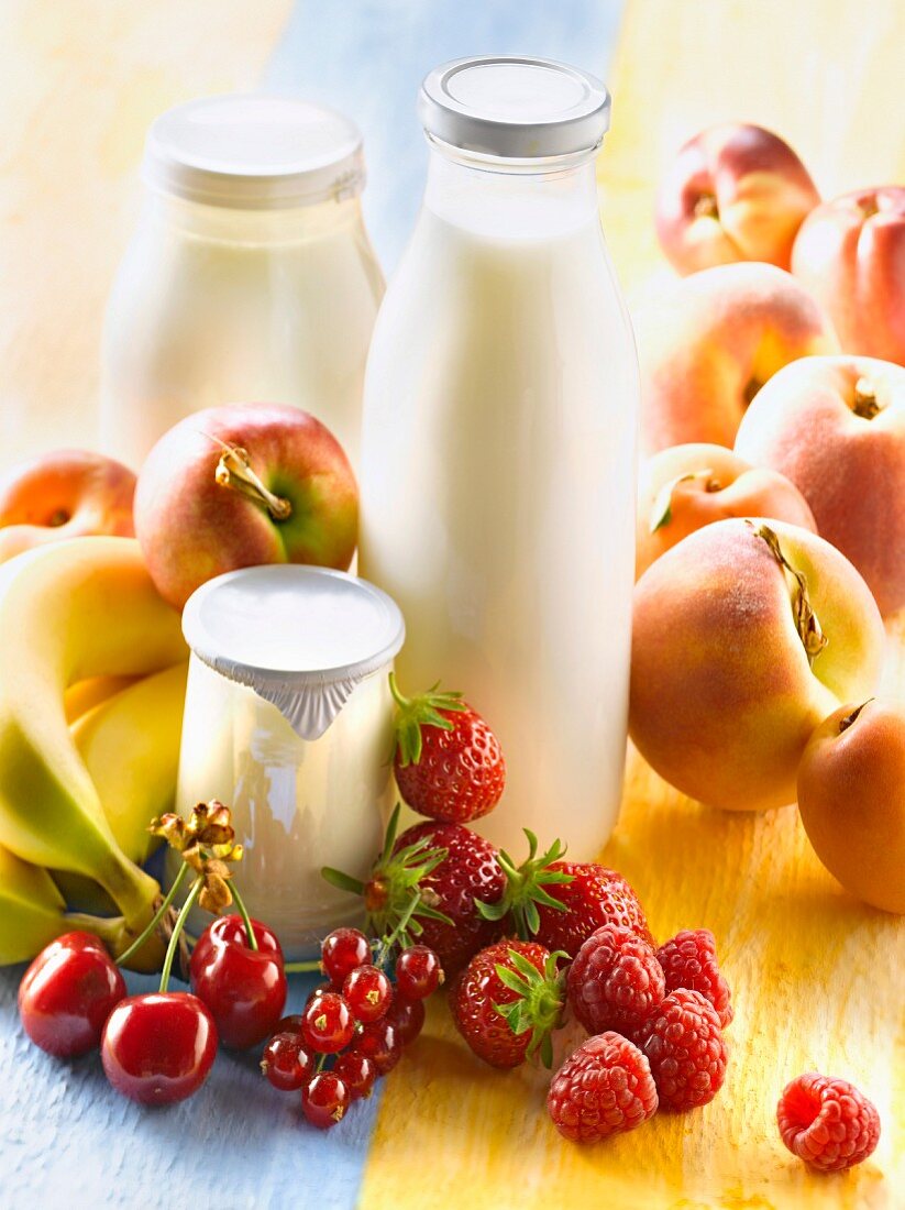 Stillleben mit Joghurt, Milch und frischem Obst
