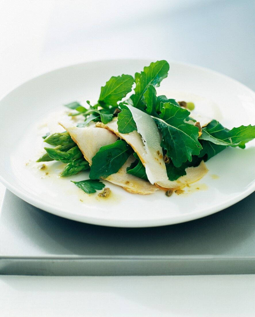 Green asparagus, sliced turkey breast and Ossau-iraty salad
