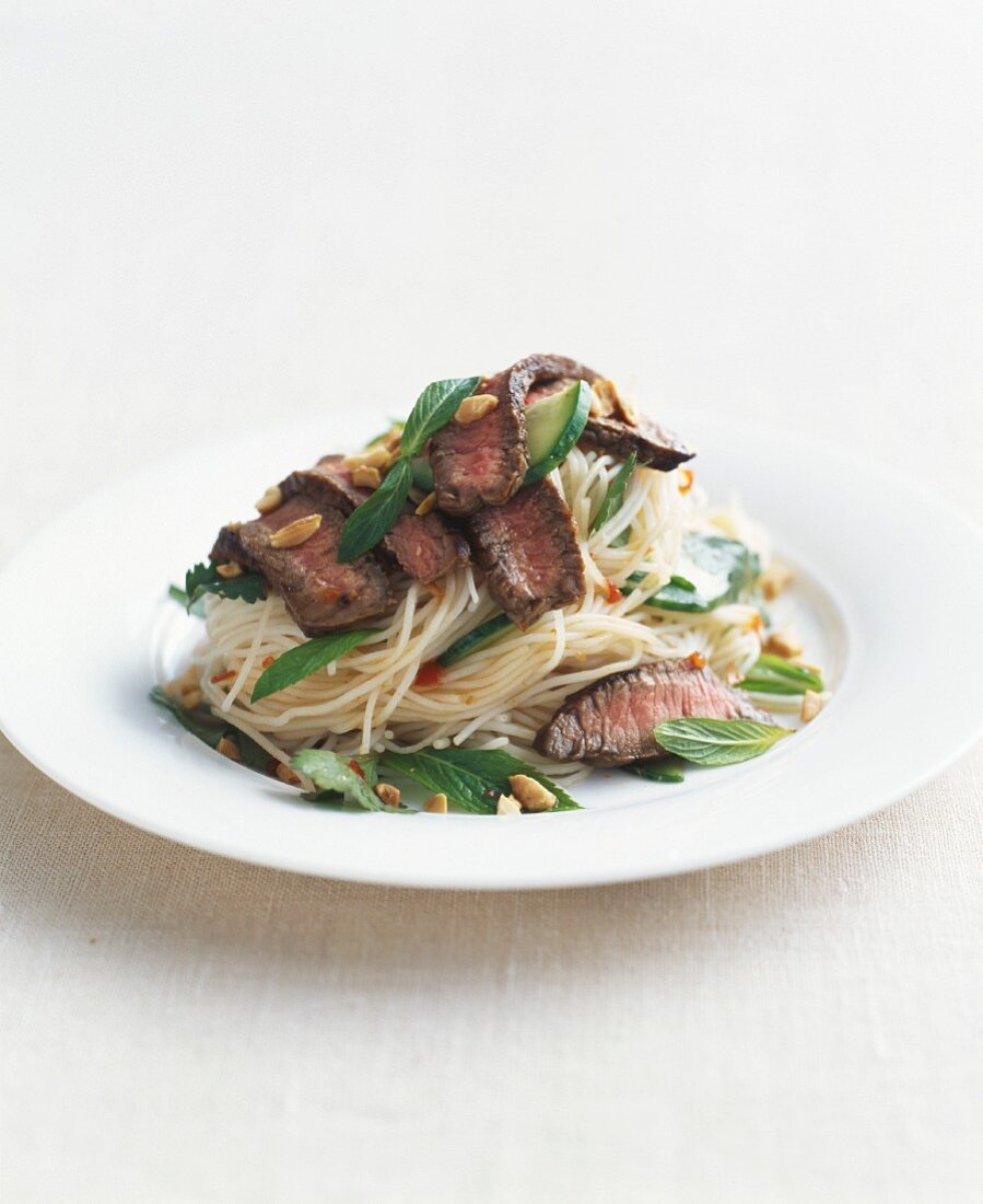 Noodles with beef, mint and hazelnuts
