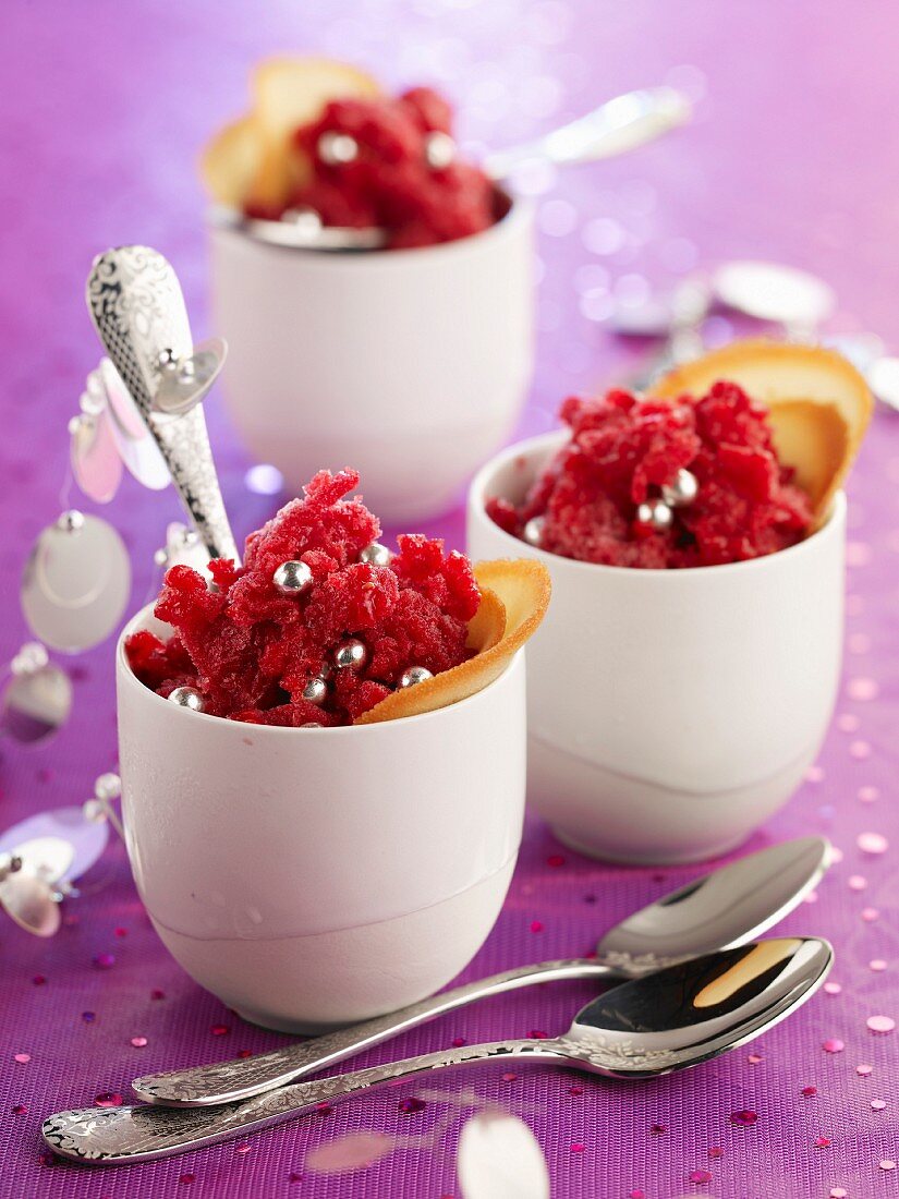 Beeren-Granita mit Honighippen