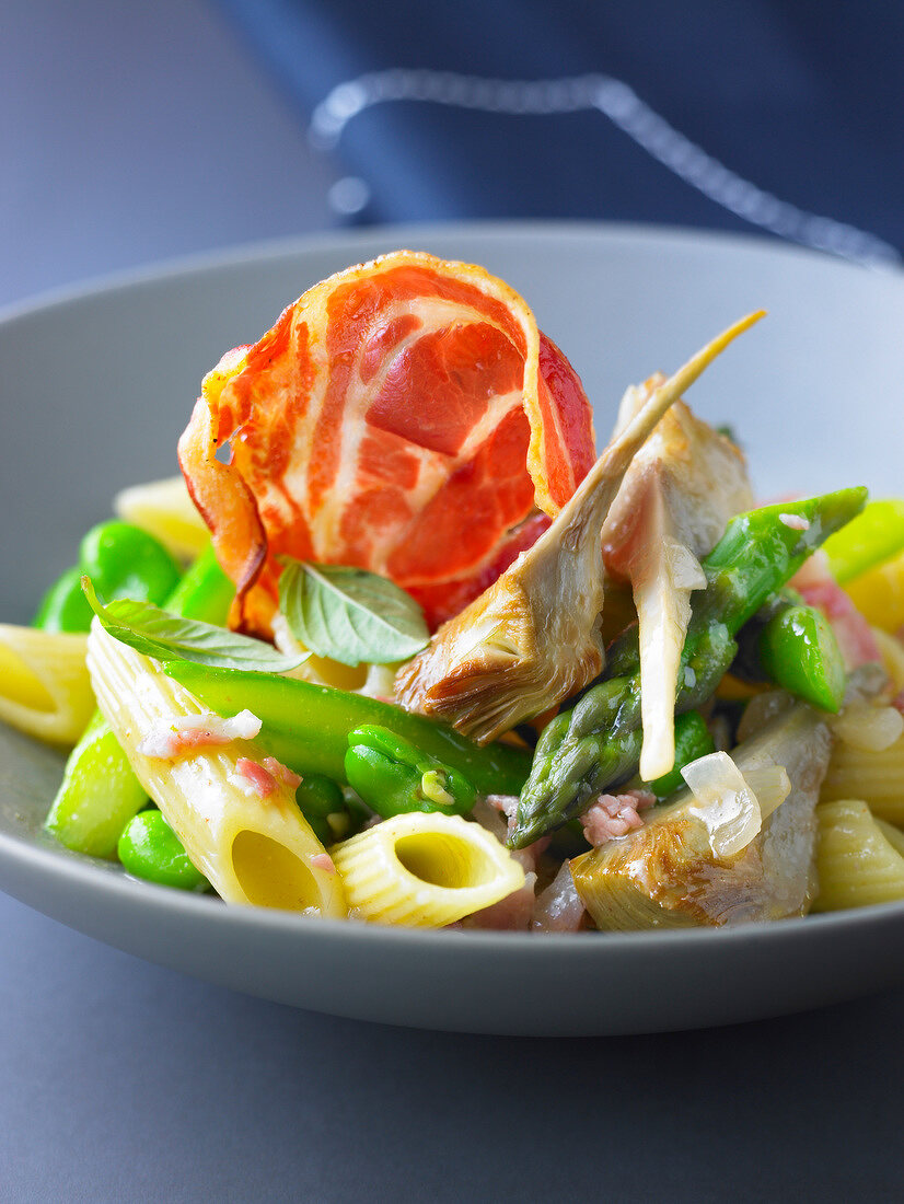 Penne mit dicken Bohnen, grünem Spargel, Artischocken und Pancetta