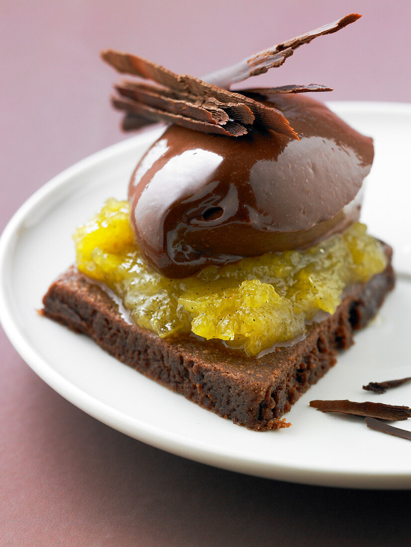 Chocolate shortbread with chocolate cream and vanilla-flavored pineapple