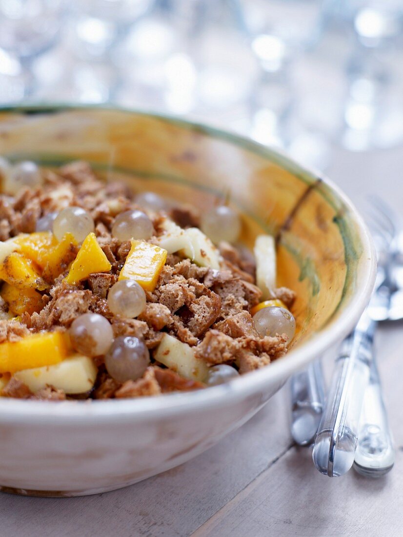 Herbstlicher Fruchtsalat mit Honigkuchen