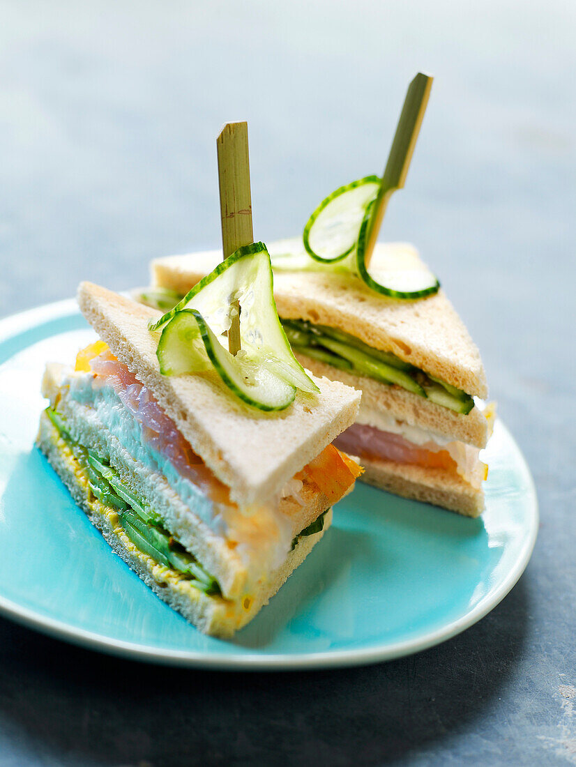 Club Sandwich mit Lachs und grünen Tomaten