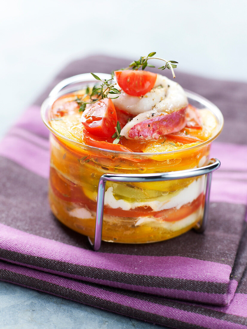 Terrine mit bunten Tomaten und Rotbarbenfilets