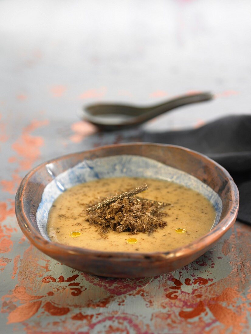 Suppe aus gegrilltem Brot mit schwarzem Trüffel