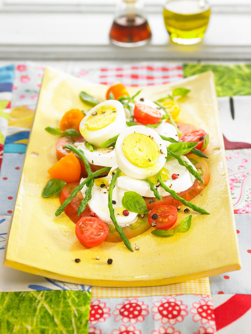 Tomaten-Mozzarella-Salat mit hartgekochtem Ei und grünem Spargel