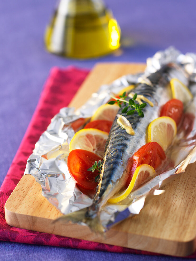 Makrele mit Tomaten- und Zitronenscheiben in der Alufolie