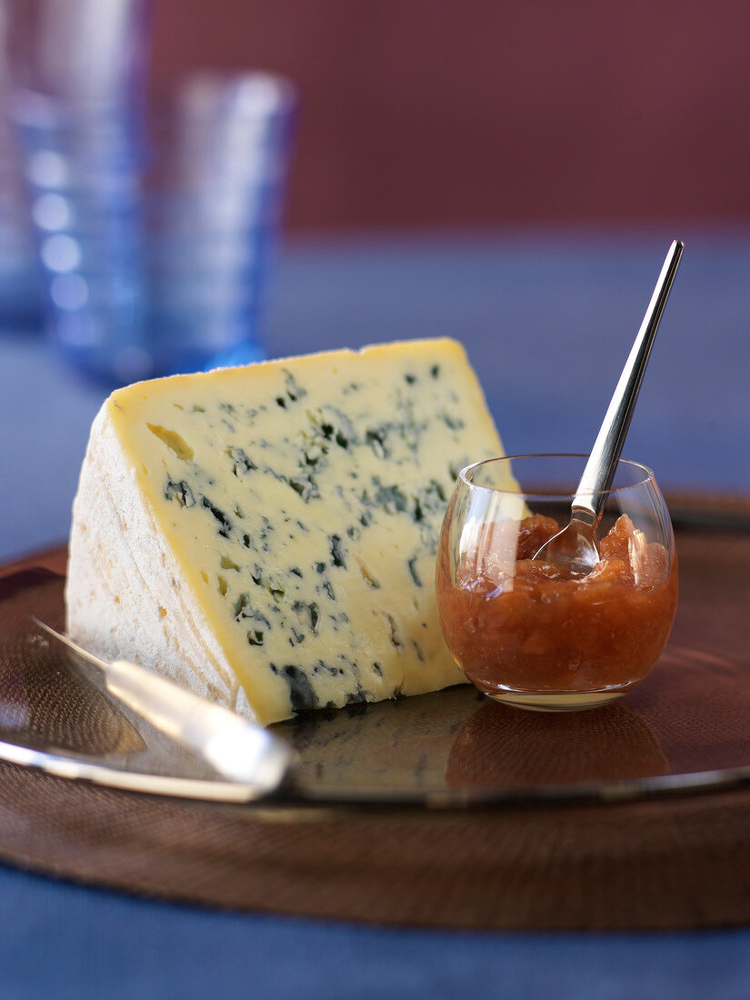 Ein Stück Bleu d'Auvergne (französischer Blauschimmelkäse) und Quittenkonfitüre