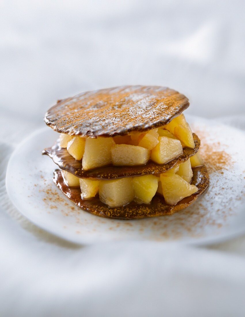 Mille-Feuille aus Schokoladenhippen und Birnen