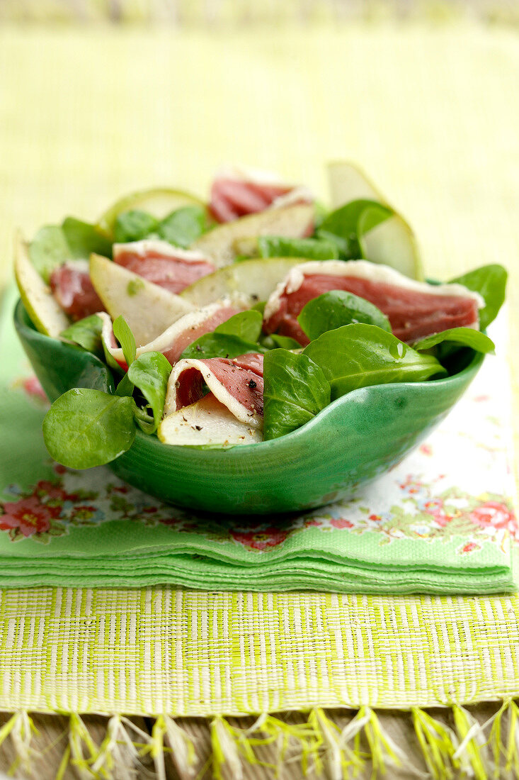 Lamb's lettuce, Magret and pear salad