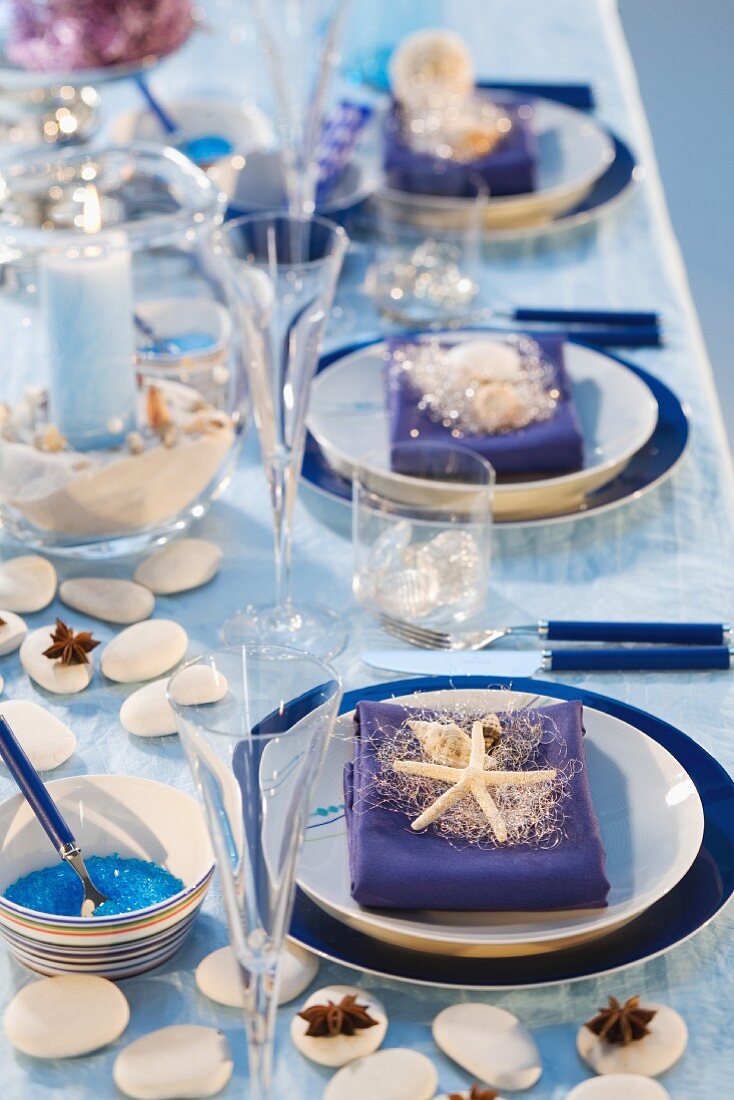 Festlich gedeckter Tisch in Blau