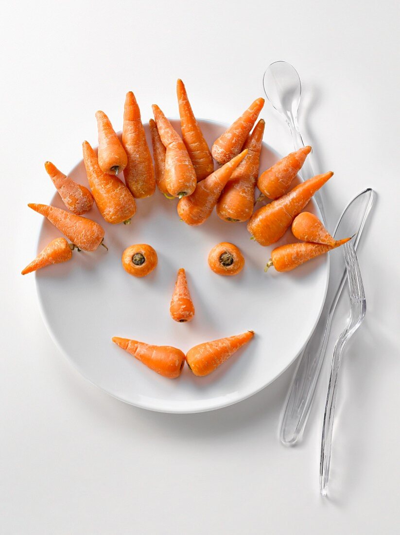 Gesicht aus Karotten auf Teller