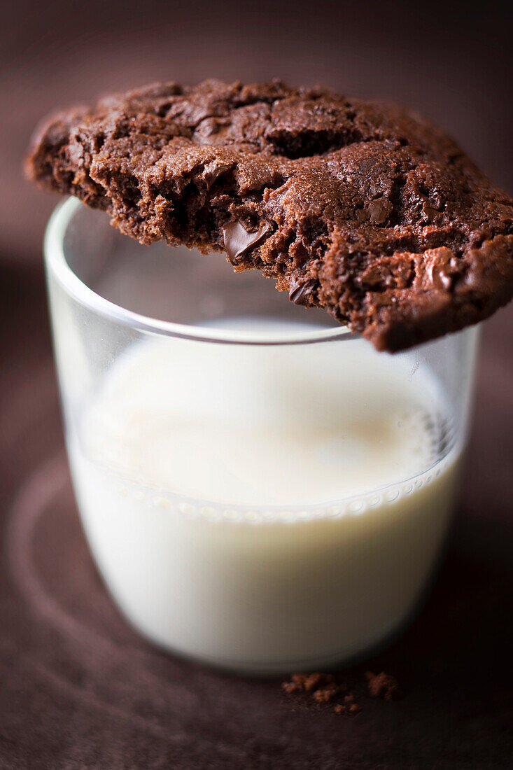 Schokoladen-Cookies liegt auf Milchglas