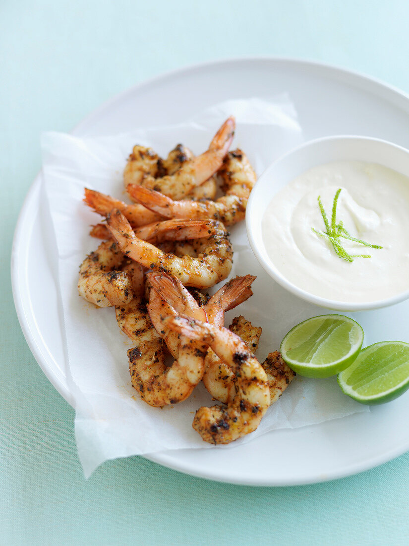 Grilled shrimps with yoghurt and lime sauce