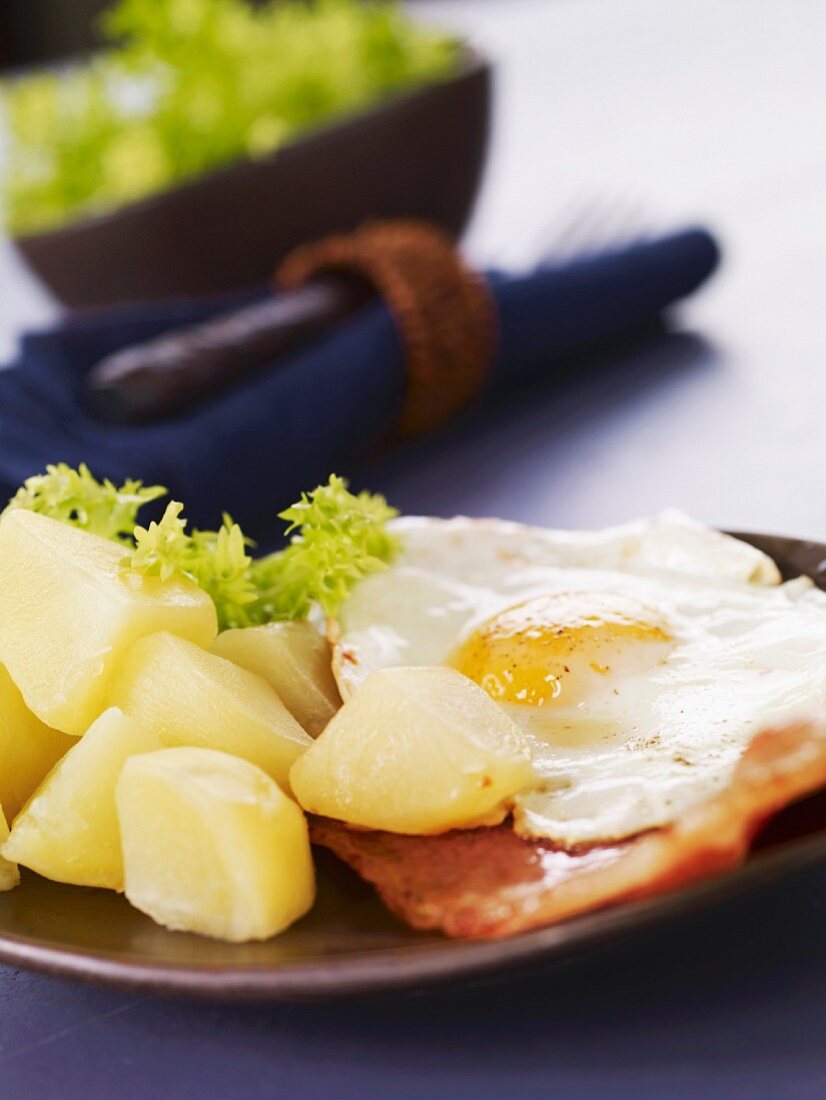 Taillous (Kartoffeln mit Spiegelei, Schinken und Salat)