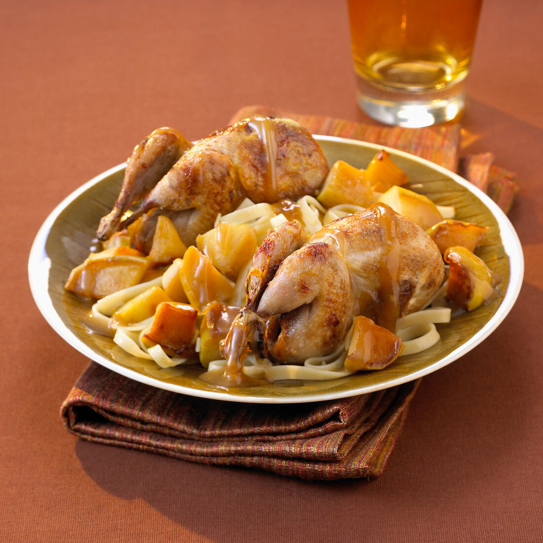 Free-range quails with spicy apples
