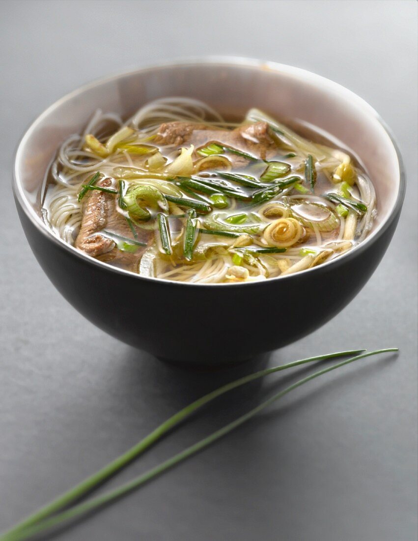 Pho-Suppe mit Rindfleisch und Zitronengras
