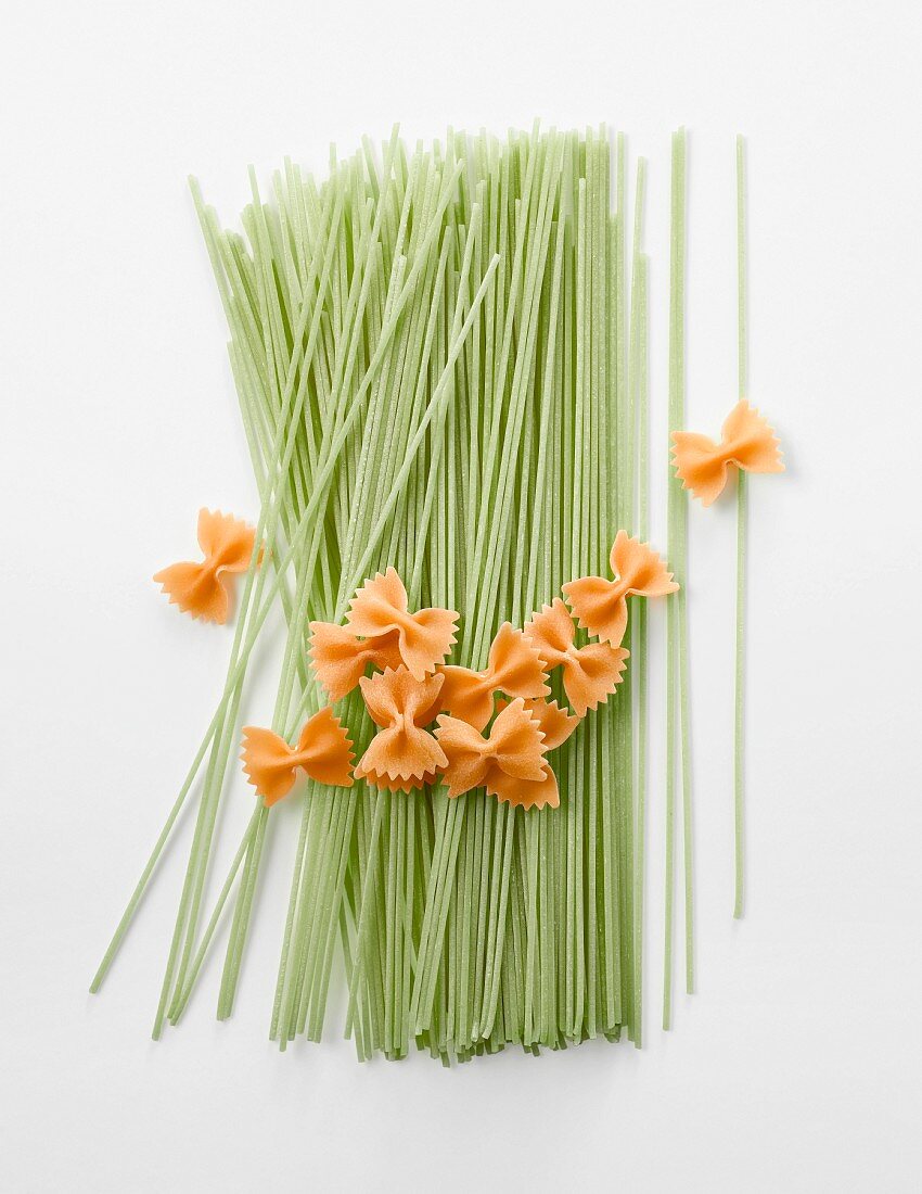 Grüne Spaghetti mit Zucchinigeschmack und rote Farfallen mit Tomatengeschmack