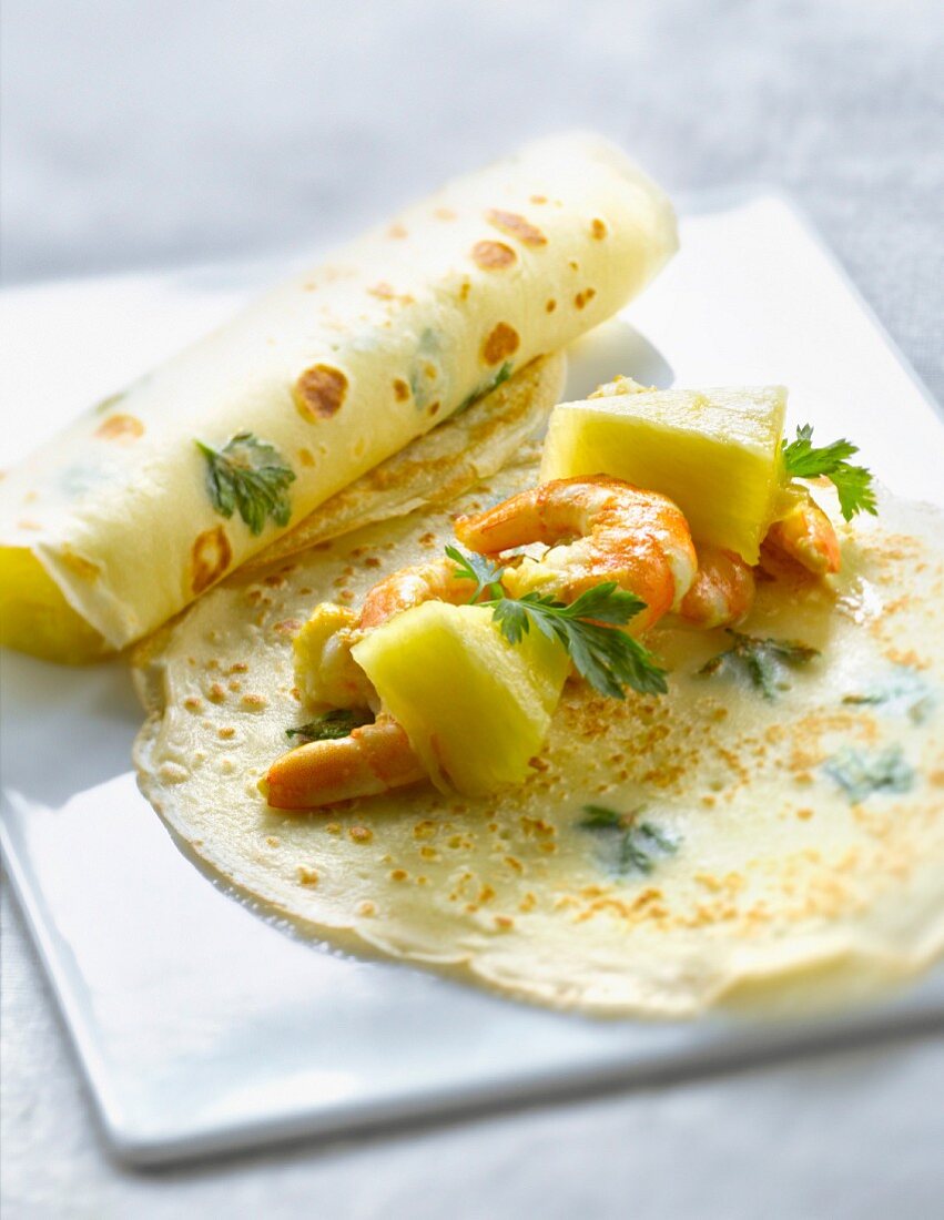 Crêpe mit Koriandergrün, Garnelen und Ananas