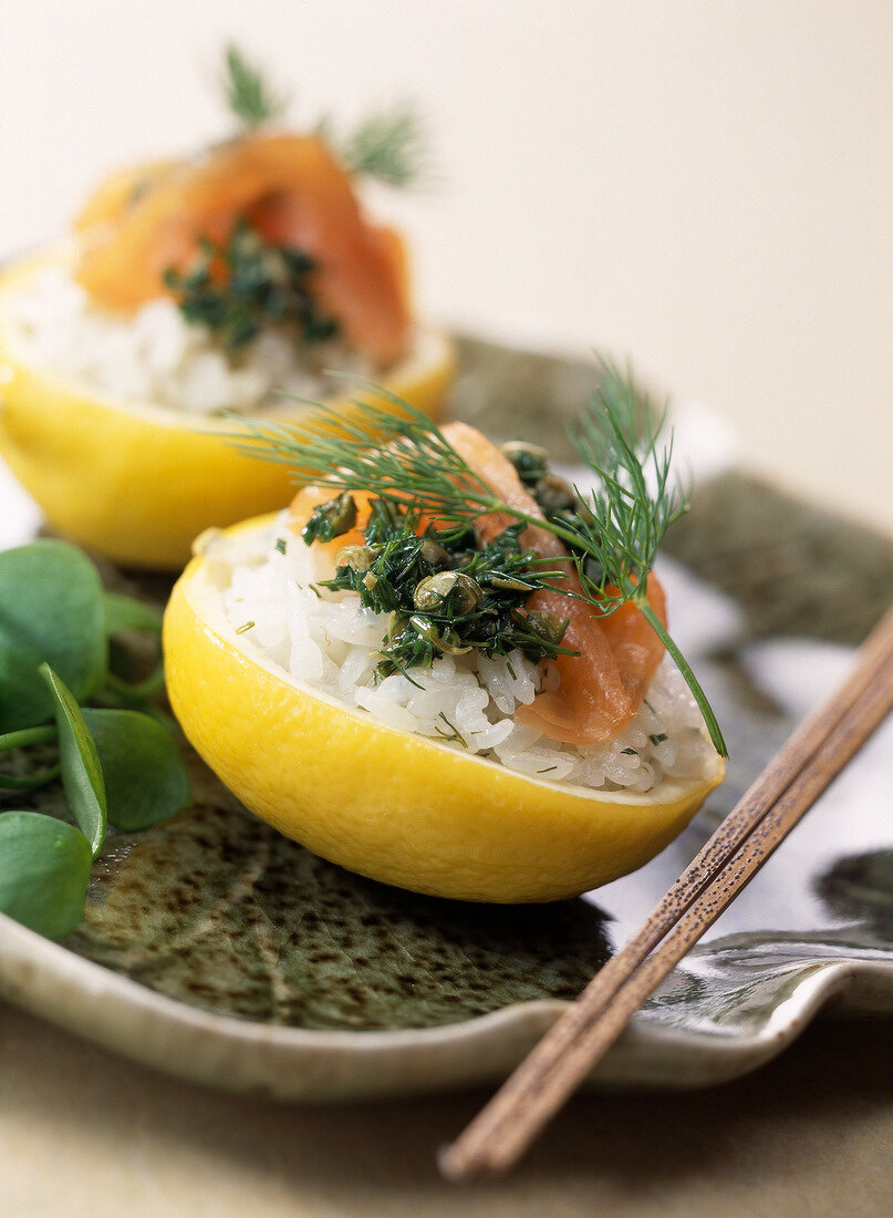 Zitronen gefüllt mit Lachs-Sushi