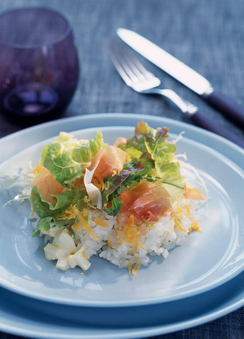 Reissalat mit rohem Schinken