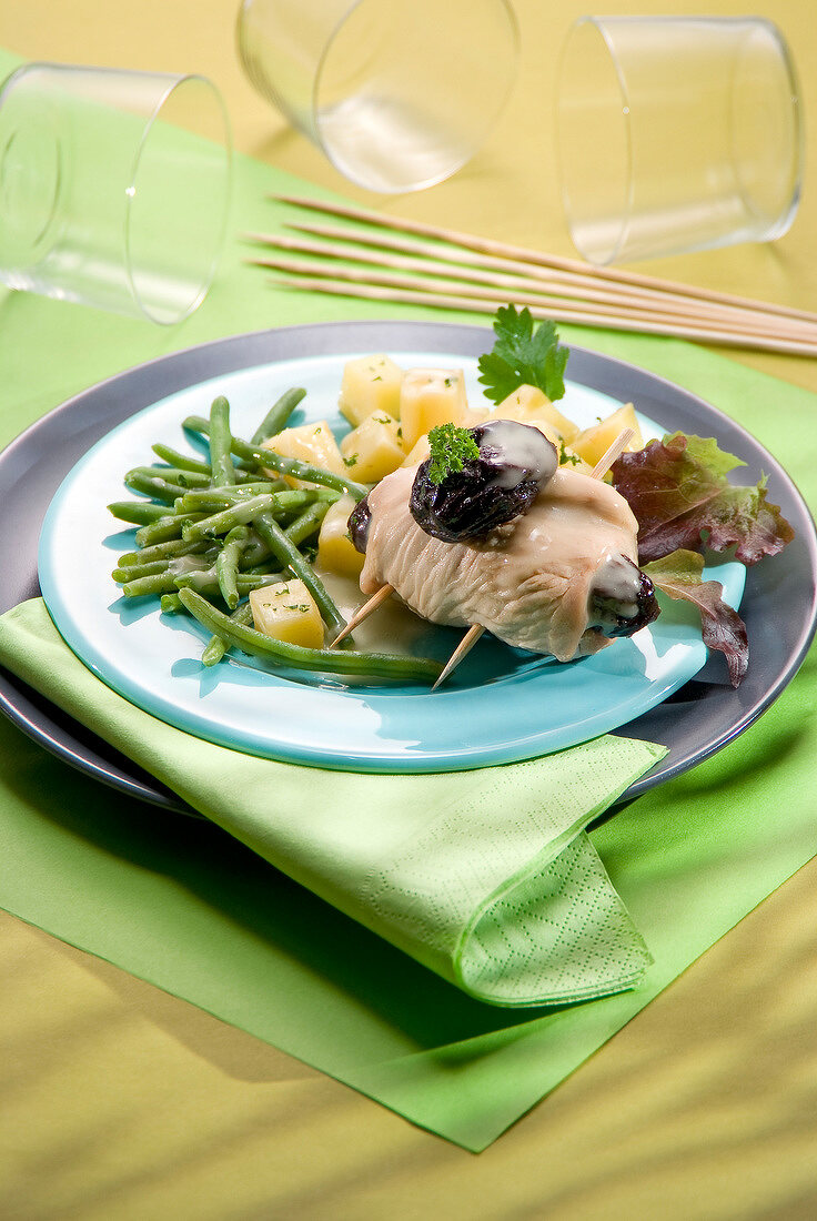 Rolled turkey breast with prunes and green beans