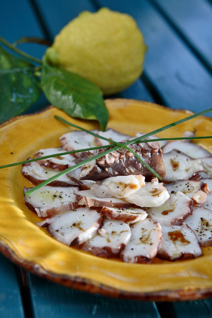 Oktopus-Carpaccio mit Balsamicoessig