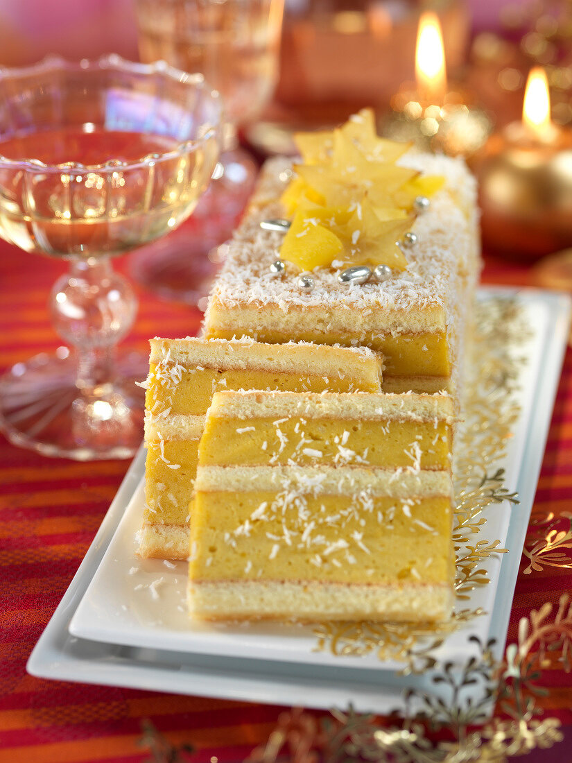 Bûche (Baumstammkuchen) mit Tropenfrüchten und Kokos