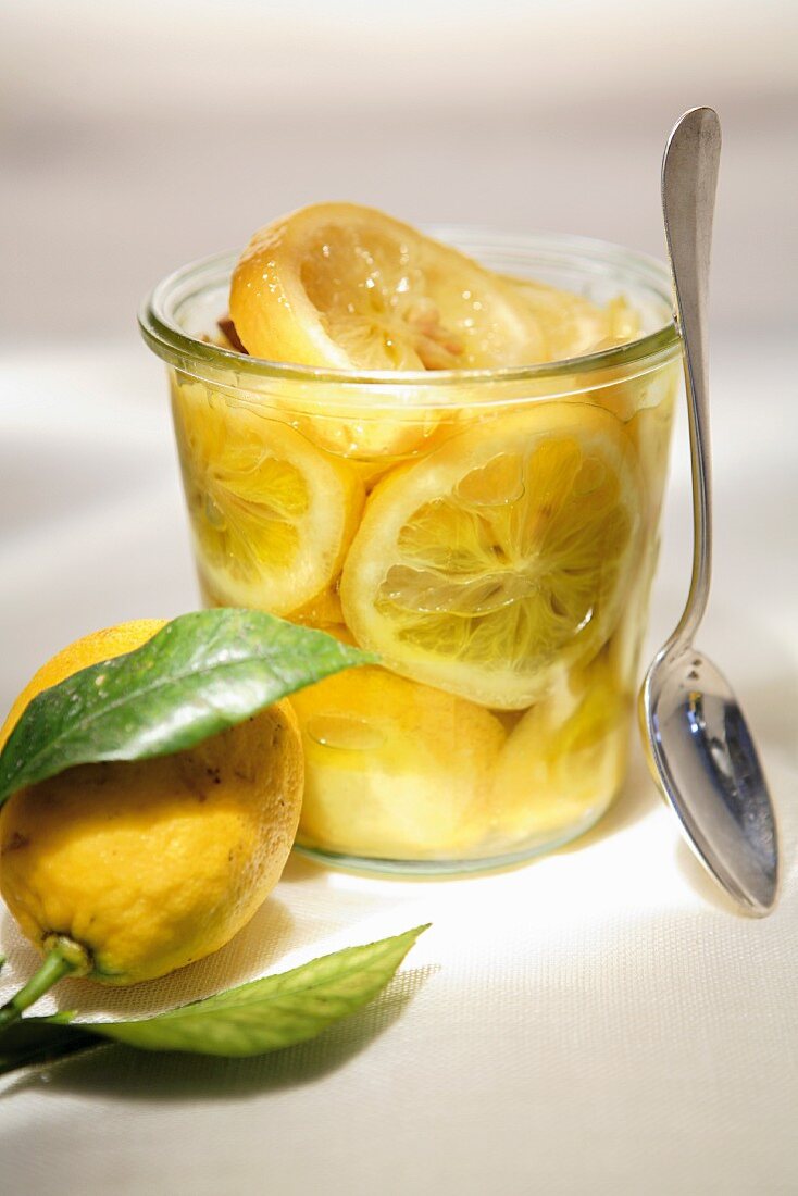Weckglas mit eingemachten Zitronen