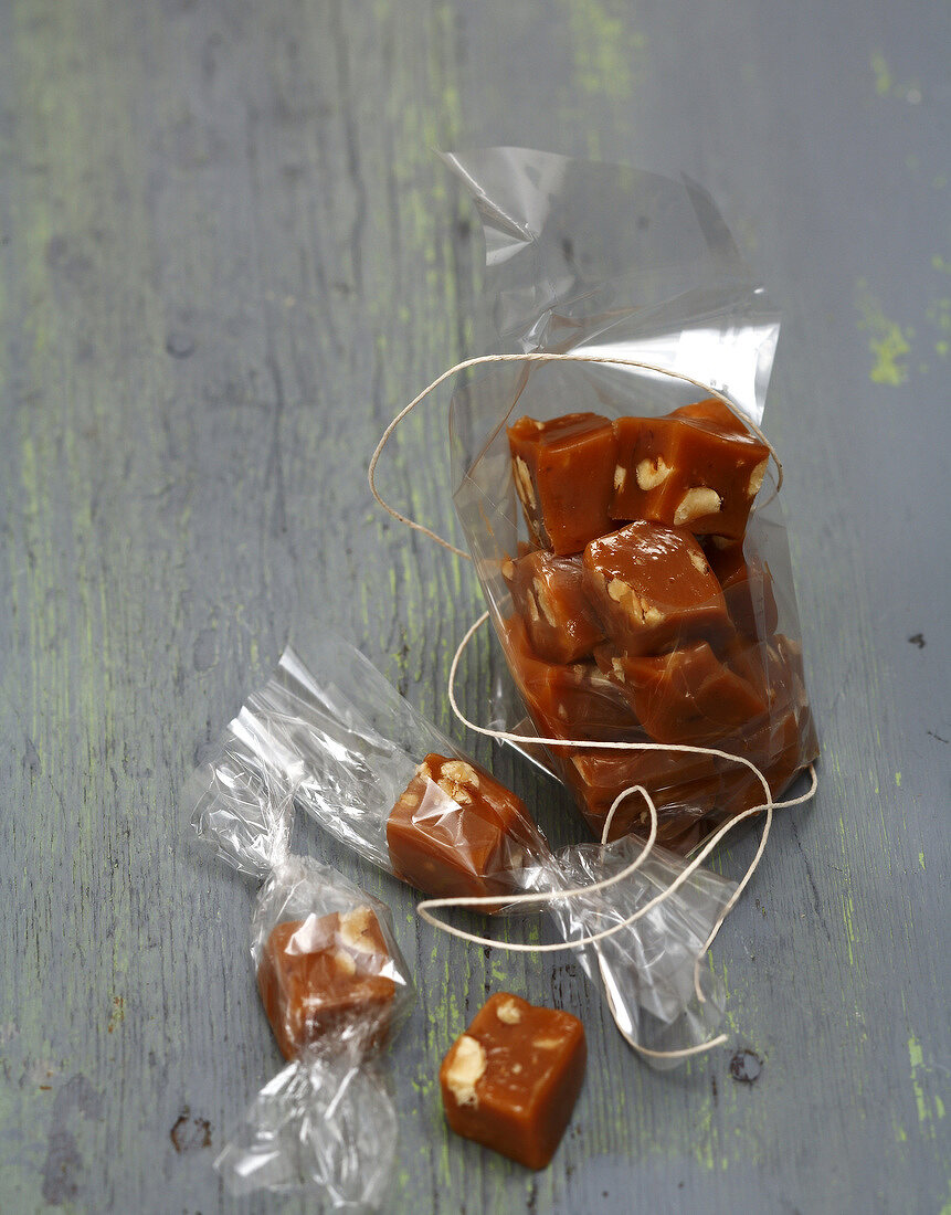 Karamellbonbons mit Nüssen (vegetarisch) – Bilder kaufen – 60158790 ...