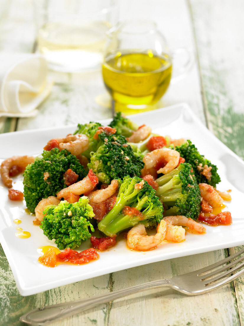 Brokkolisalat mit Garnelen, Tomaten und Olivenöl