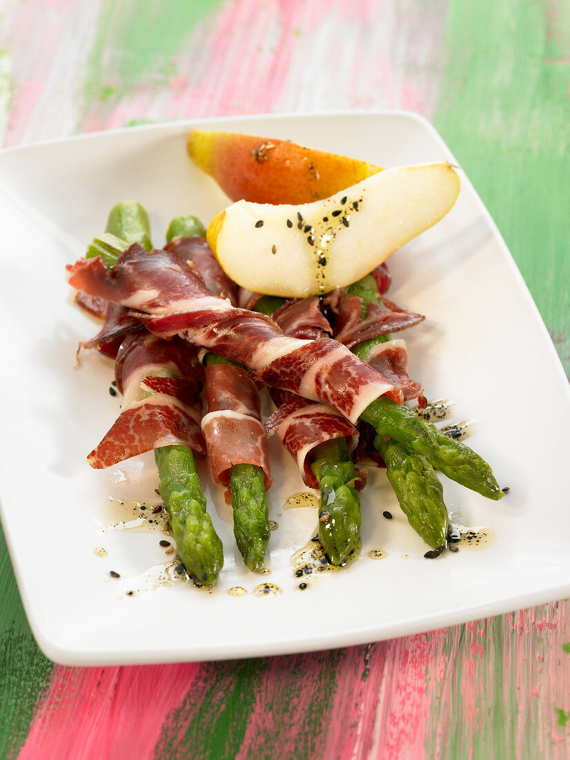 Green asparagus with spanish ham