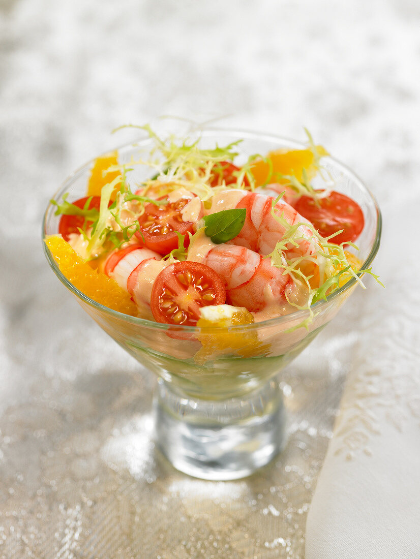 Meeresfrüchte-Cocktail mit Gambas, Tomaten und Orangen