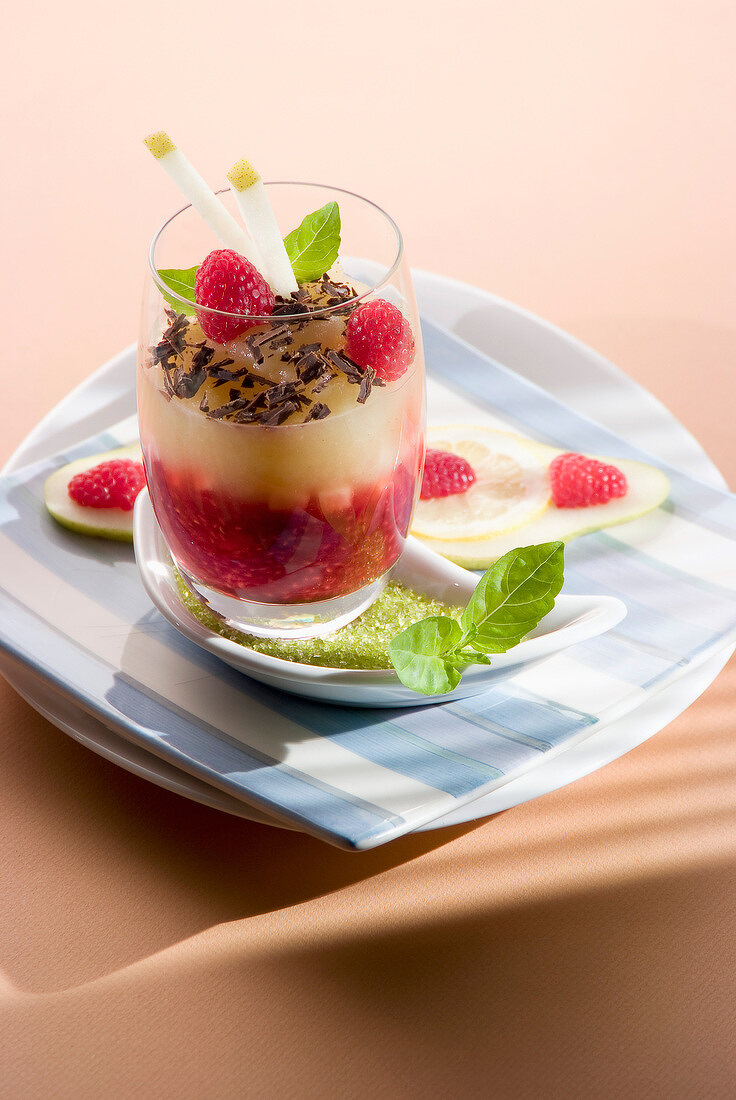 Schichtdessert mit Birnen und Himbeeren im Glas