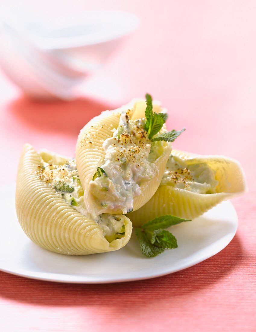 Conchiglionis stuffed with ricotta,mint and zucchinis