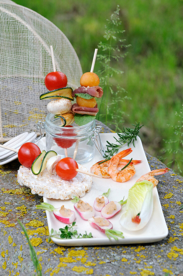 Kleine Happchen Zum Aperitif Im Garten Bilder Kaufen Stockfood