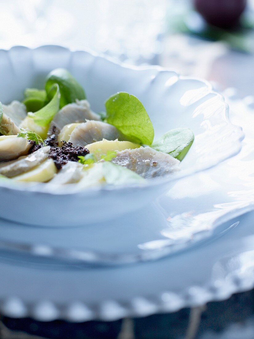 Carpaccio mit La Ratte Kartoffeln, Artischockenherzen und Olivenkaviar