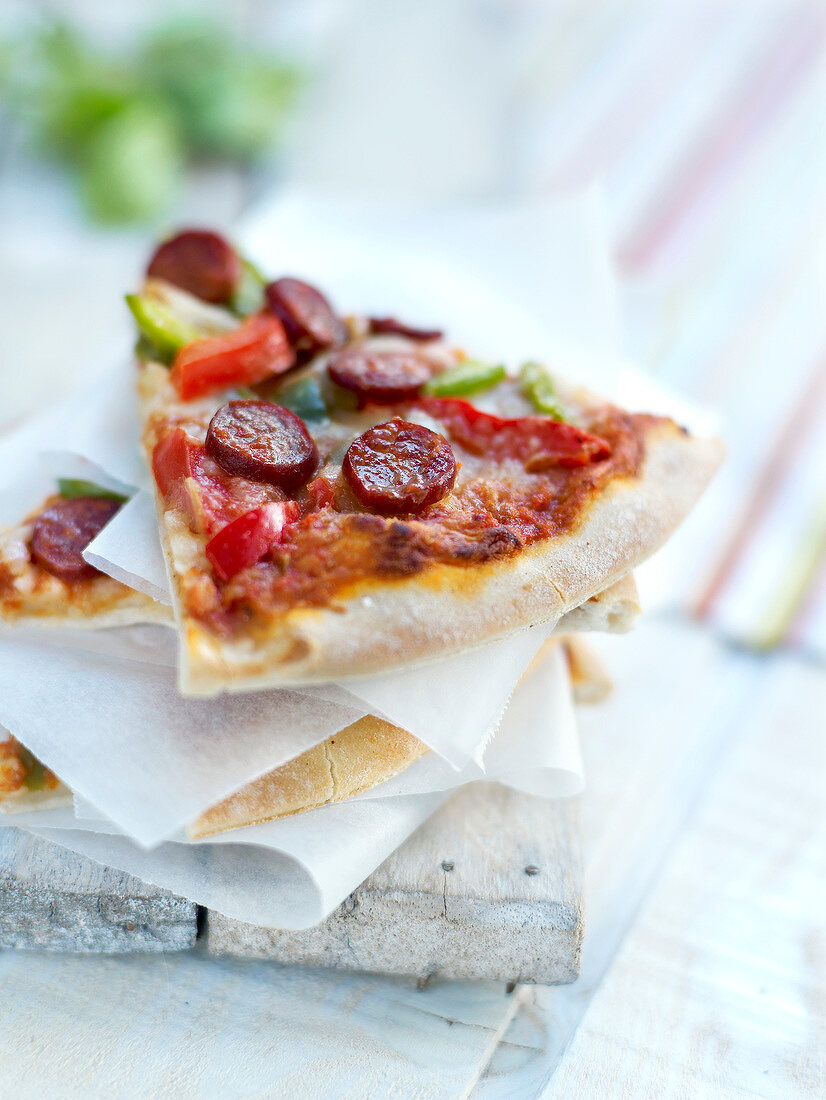 Pepperoni and green pepper pizza