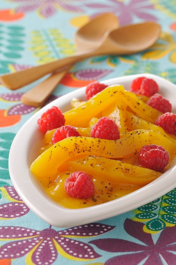 Mangokompott mit Himbeeren, Honig und Vanille