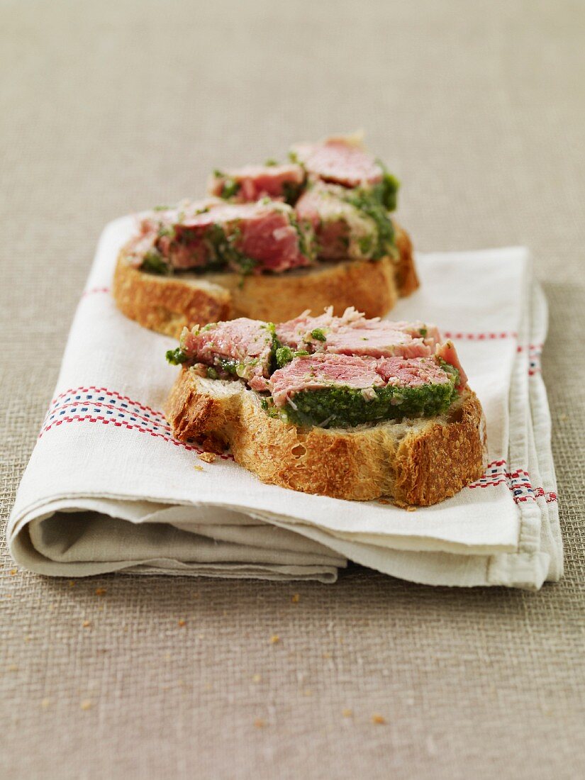 Baguettescheiben mit Jambon persillé (Schinkensülze mit Petersilie)