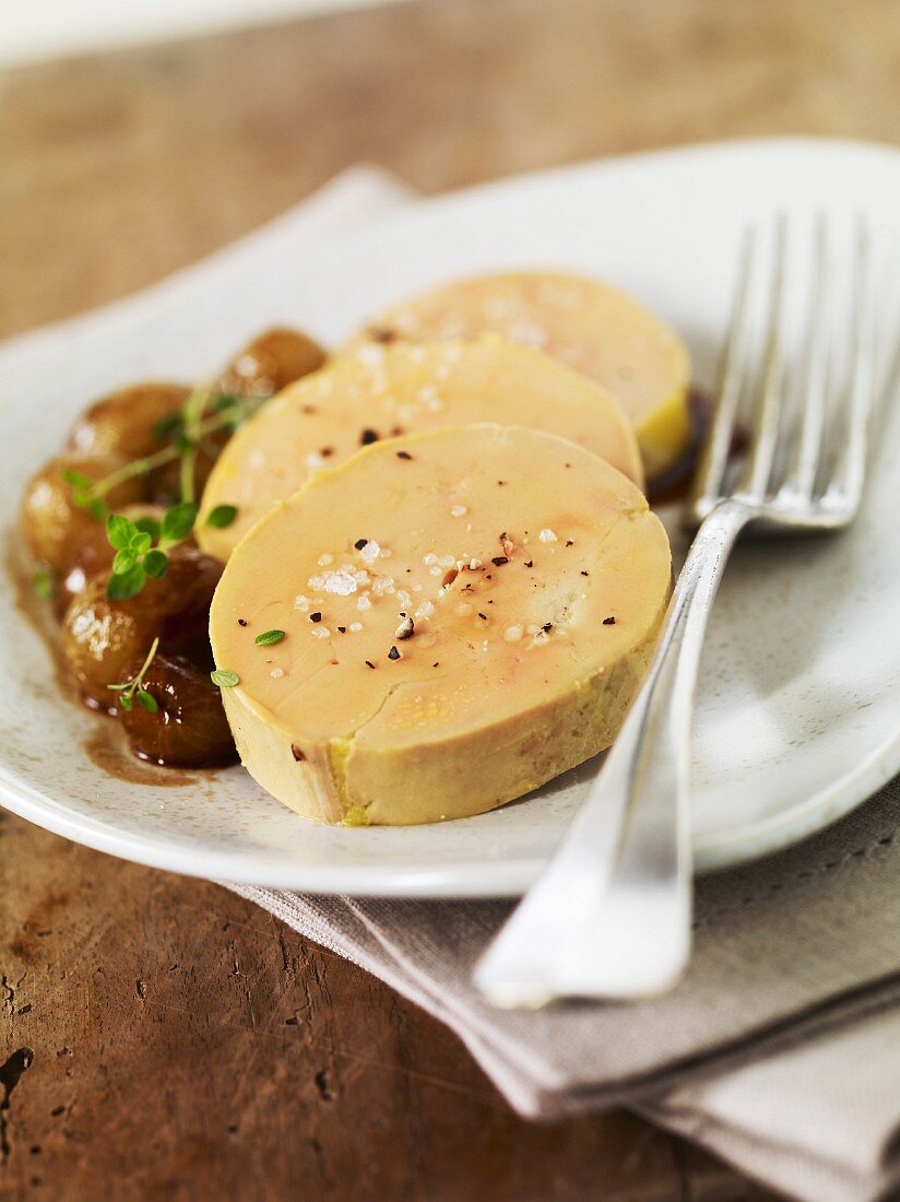 Zwei Scheiben Foie gras mit Traubensauce