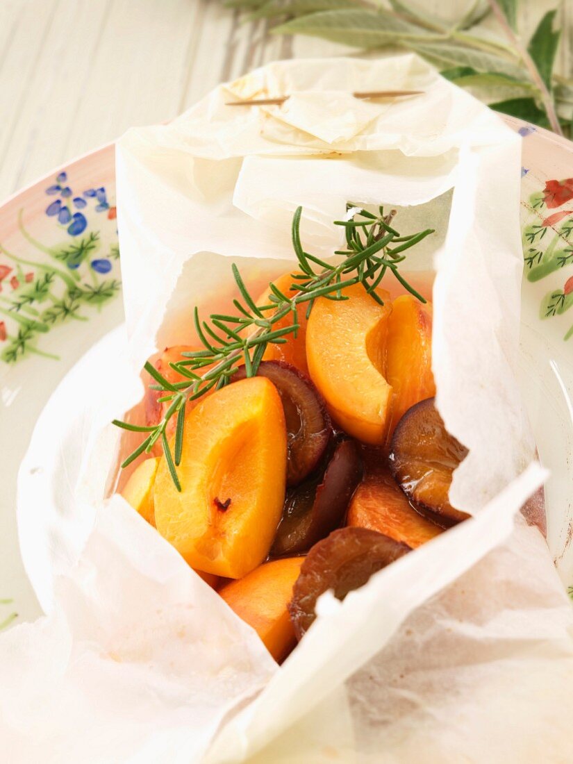 Rosemary-flavored peaches and plums cooked in wax paper