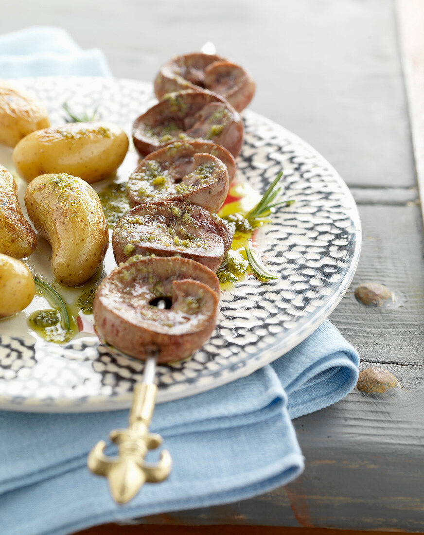 Kidney brochette with crushed garlic and parsley sauce