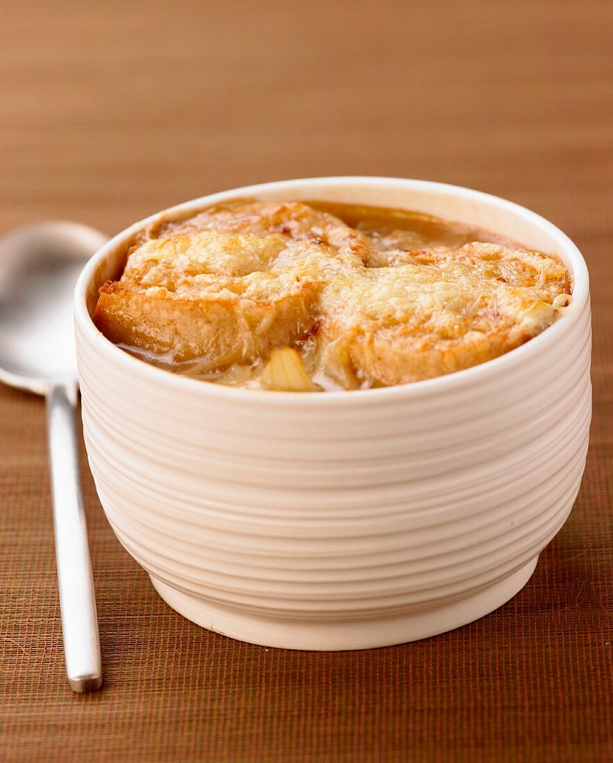 Gratinée à l'oignon ,traditional french onion soup