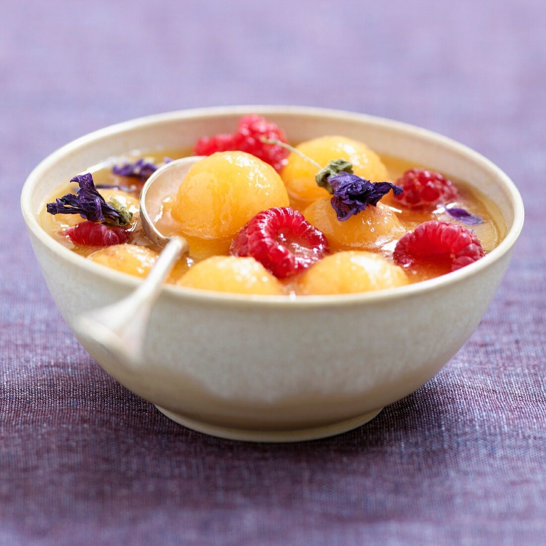 Melonensalat mit Himbeeren und Blüten