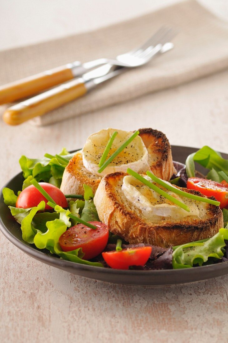 Im Ofen gegrillte Ziegenkäsebrote auf Salat